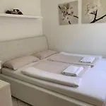 Barackvirag Apartmanhaz *