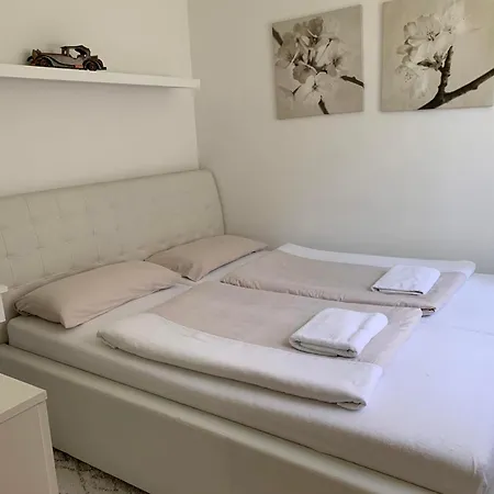 Barackvirag Apartmanhaz *